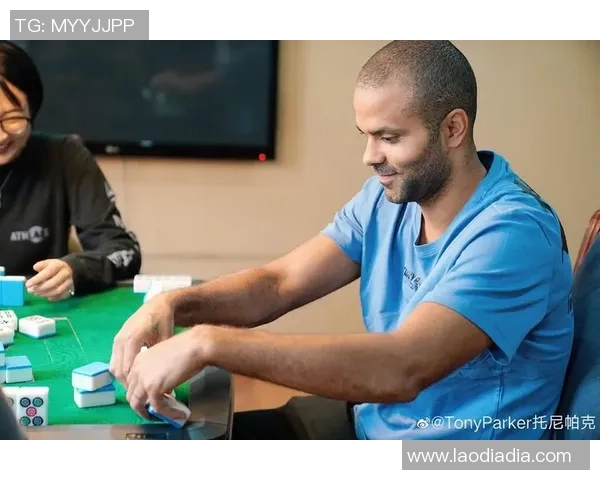 足球明星挑战中国麻将技艺展现球场之外的娱乐风采